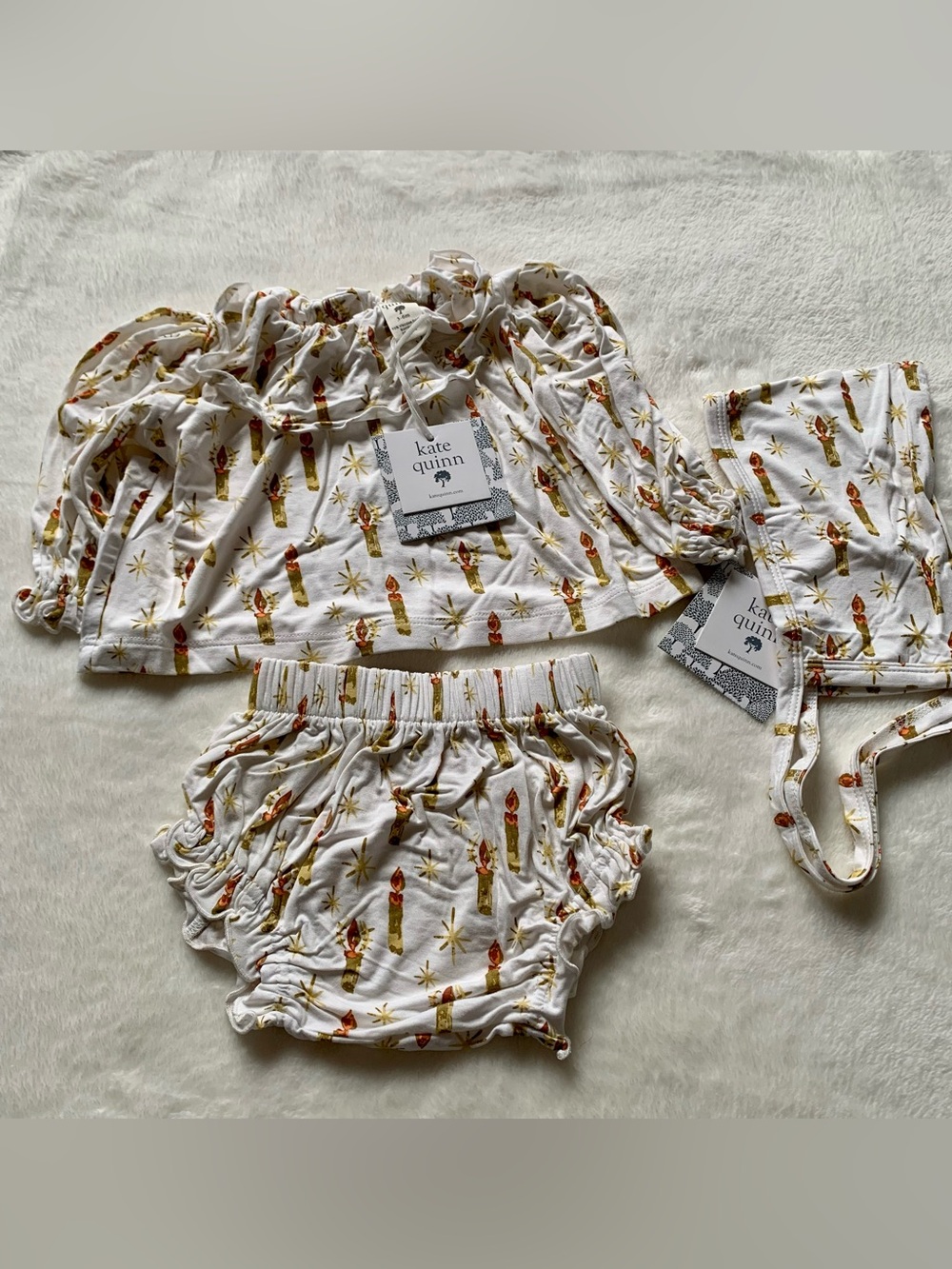 kate Quinn Candle Print Baby 3-Piece Set with Gold and Red Accents NWT 3/6